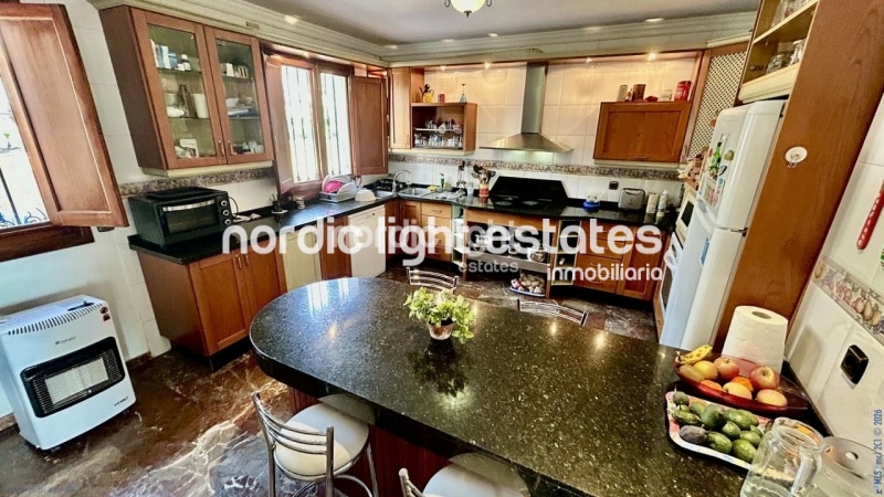 Gran villa, casa de invitados, producción de aguacates