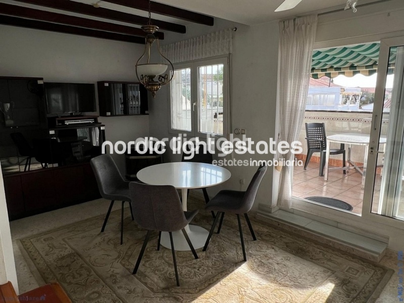 Atractiva casa pareada en una urbanización muy cotizada