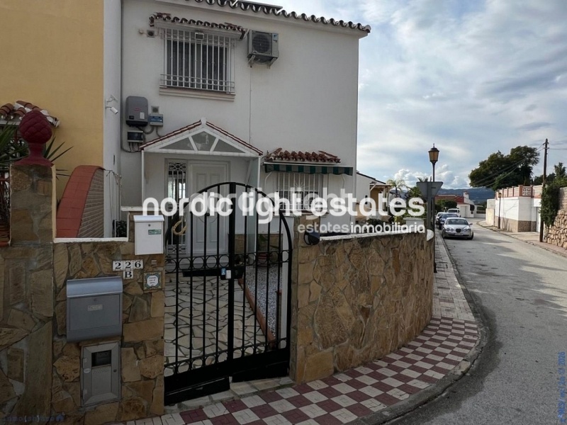 Atractiva casa pareada en una urbanización muy cotizada