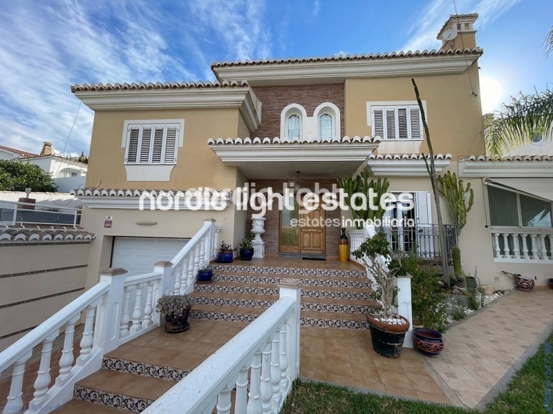 Imponente villa con 5 dormitorios, ascensor y garaje