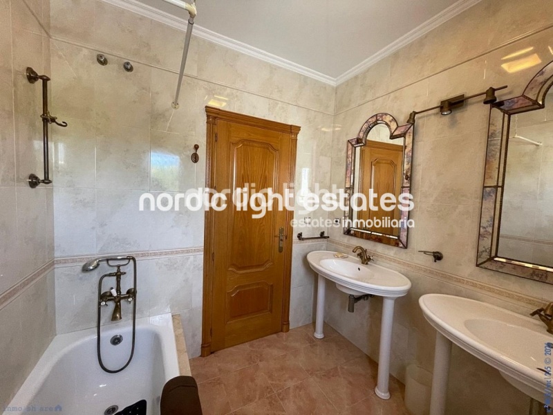 Imponente villa con 5 dormitorios, ascensor y garaje