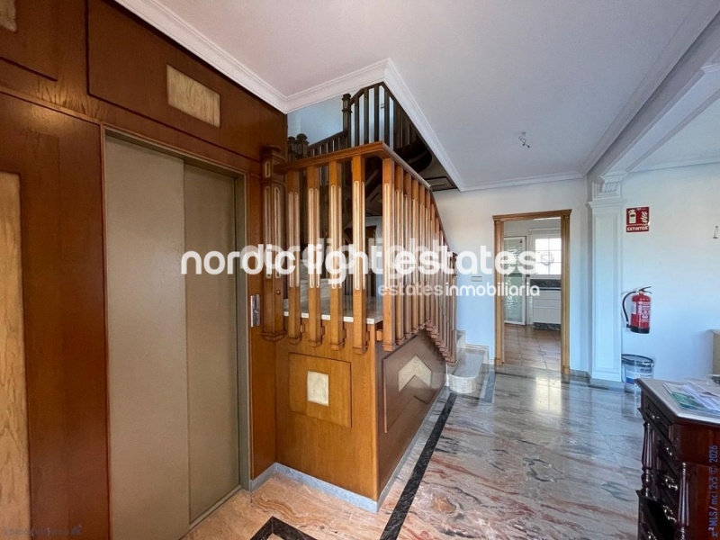 Imponente villa con 5 dormitorios, ascensor y garaje