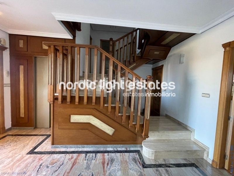 Imponente villa con 5 dormitorios, ascensor y garaje