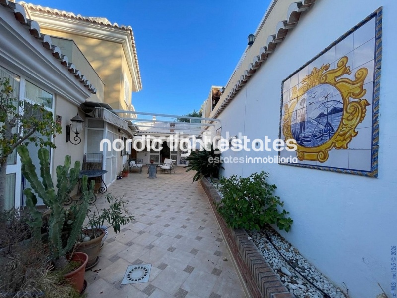 Imponente villa con 5 dormitorios, ascensor y garaje