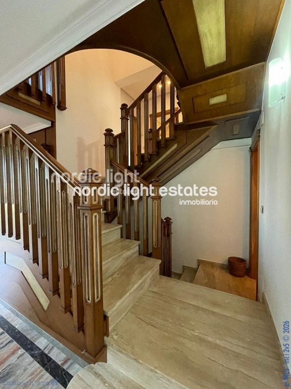 Imponente villa con 5 dormitorios, ascensor y garaje