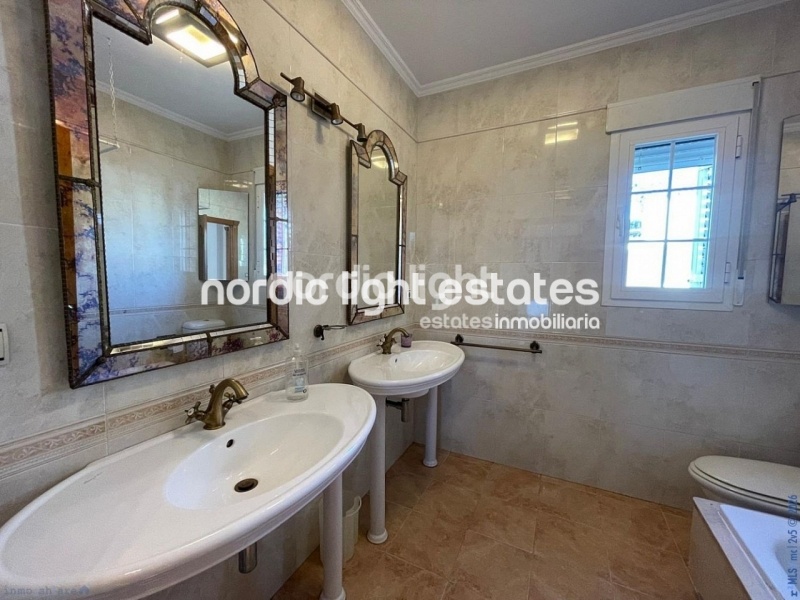 Imponente villa con 5 dormitorios, ascensor y garaje