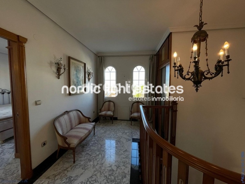 Imponente villa con 5 dormitorios, ascensor y garaje