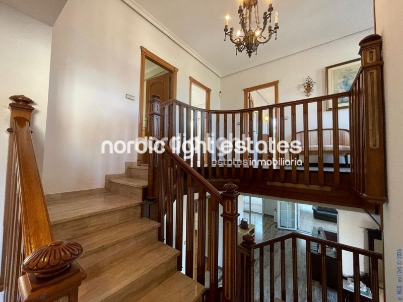 Imponente villa con 5 dormitorios, ascensor y garaje