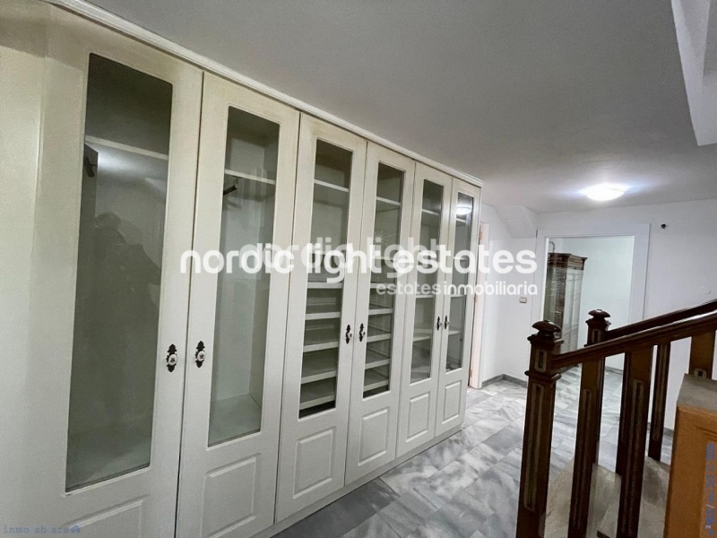 Imponente villa con 5 dormitorios, ascensor y garaje