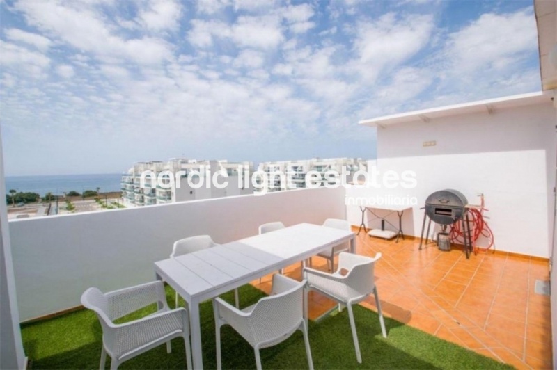 Modern ático con vistas panorámicas al mar