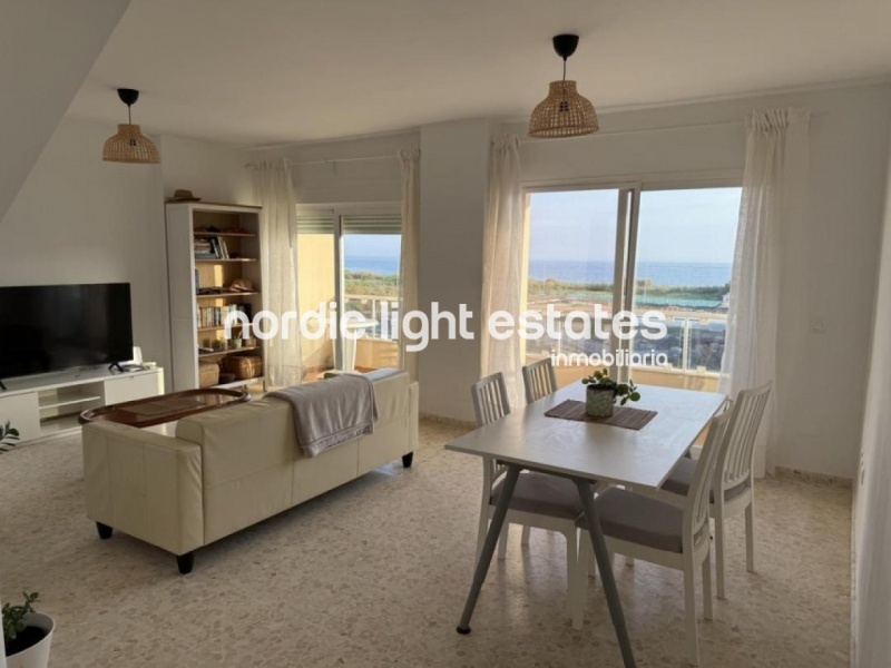 Modern ático con vistas panorámicas al mar