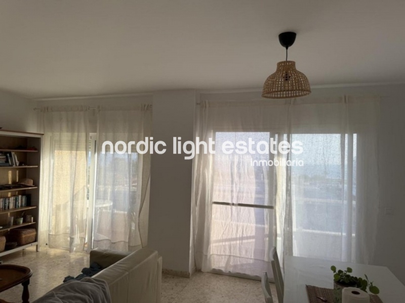 Modern ático con vistas panorámicas al mar