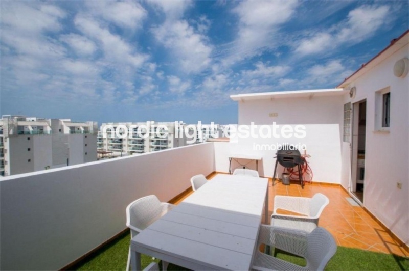 Modern ático con vistas panorámicas al mar