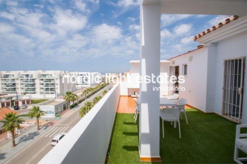 Modern ático con vistas panorámicas al mar