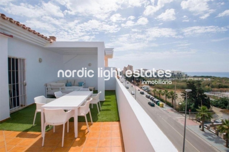 Modern ático con vistas panorámicas al mar