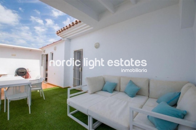 Modern ático con vistas panorámicas al mar