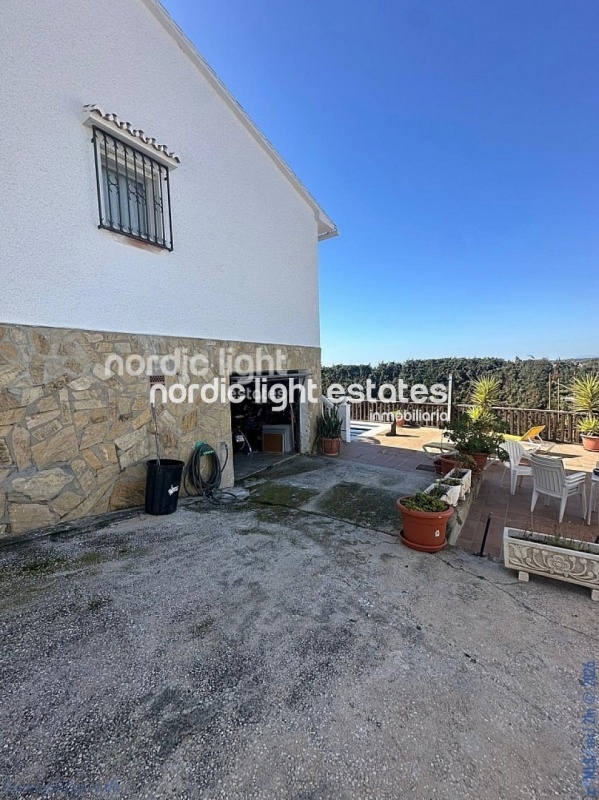 Lovely and very spacious villa plus a self-contained apartment 