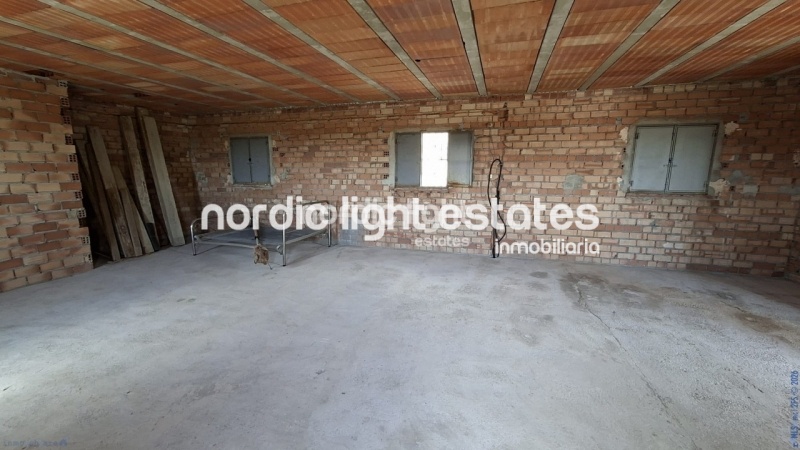 Finca rústica de 23.600 m2 en plena producción con gran casa para terminar