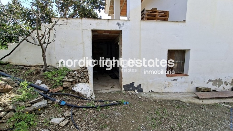 Finca rústica de 23.600 m2 en plena producción con gran casa para terminar