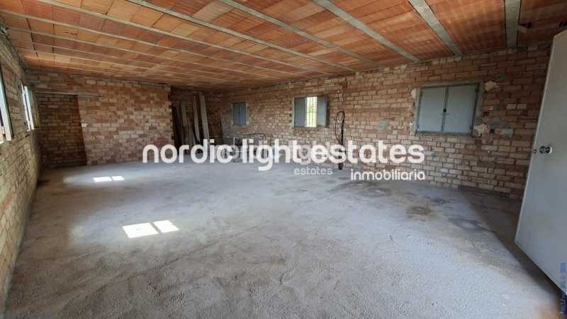 Finca rústica de 23.600 m2 en plena producción con gran casa para terminar