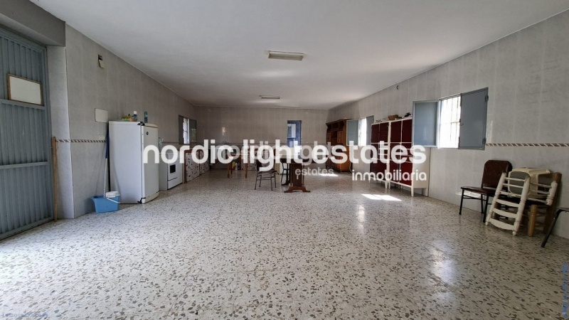 Finca rústica de 23.600 m2 en plena producción con gran casa para terminar