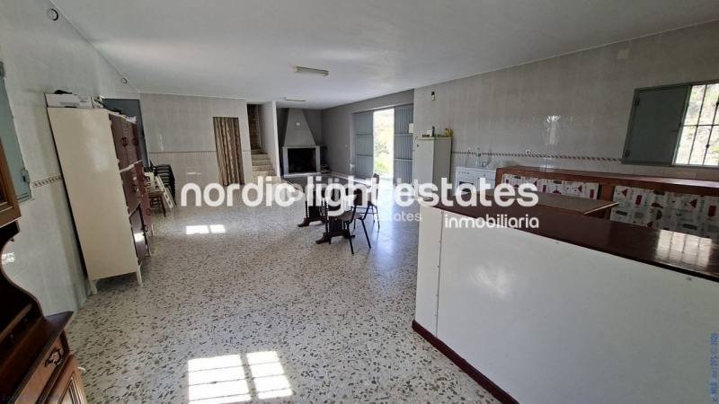 Finca rústica de 23.600 m2 en plena producción con gran casa para terminar