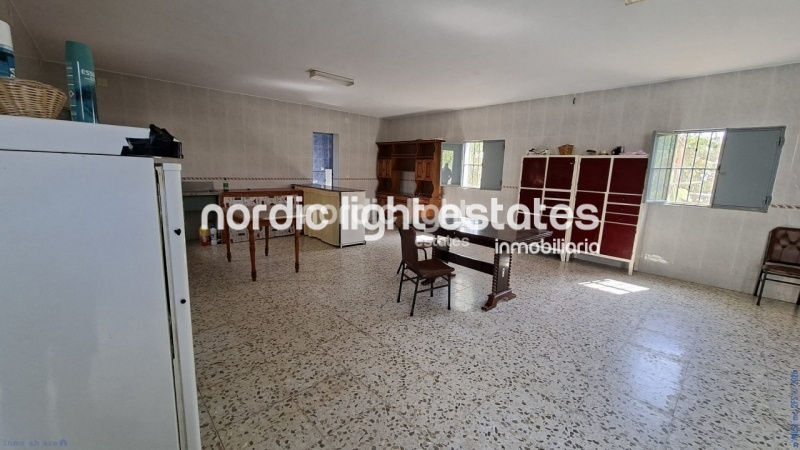 Finca rústica de 23.600 m2 en plena producción con gran casa para terminar