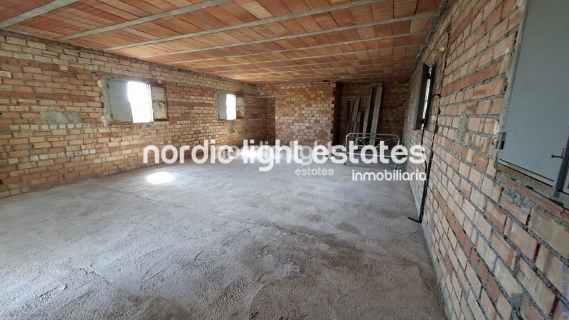 Finca rústica de 23.600 m2 en plena producción con gran casa para terminar