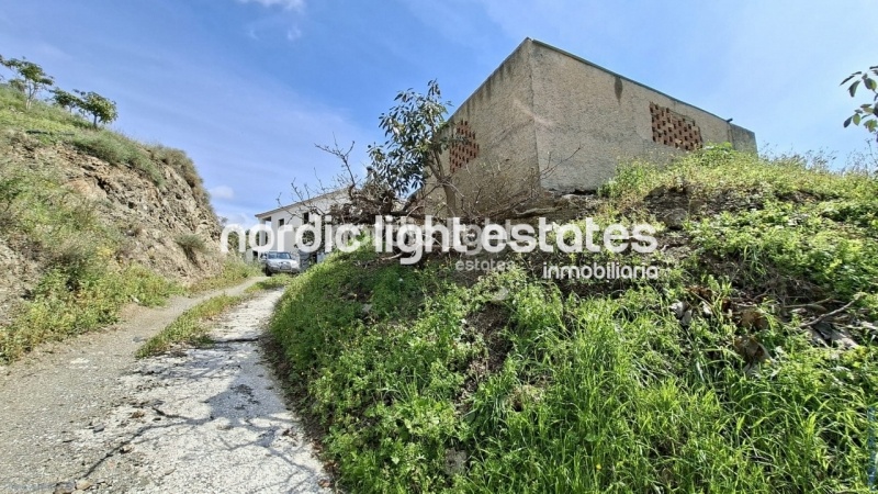 Finca rústica de 23.600 m2 en plena producción con gran casa para terminar