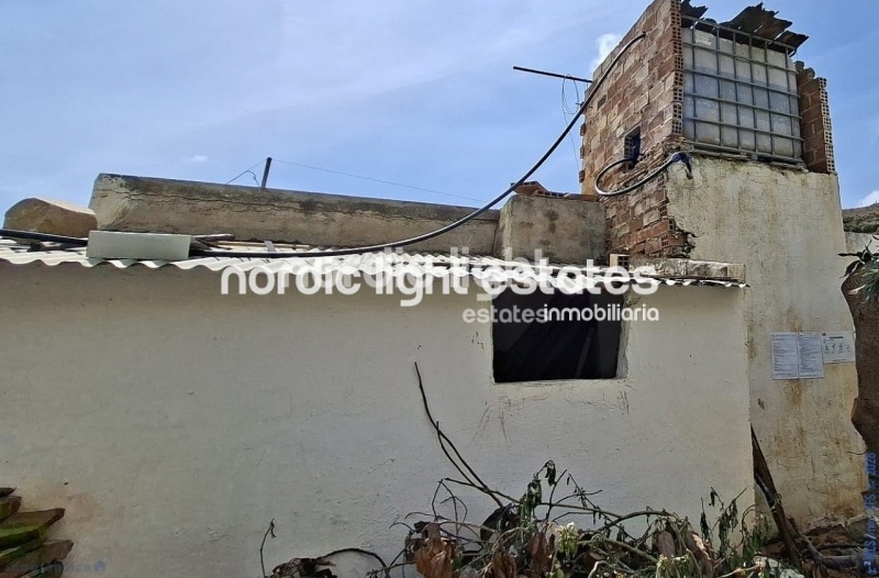 Finca rústica de 23.600 m2 en plena producción con gran casa para terminar