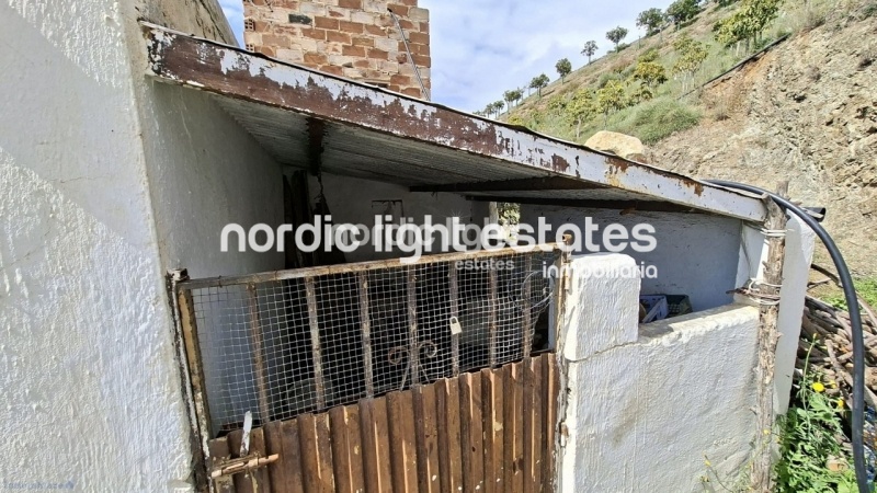 Finca rústica de 23.600 m2 en plena producción con gran casa para terminar