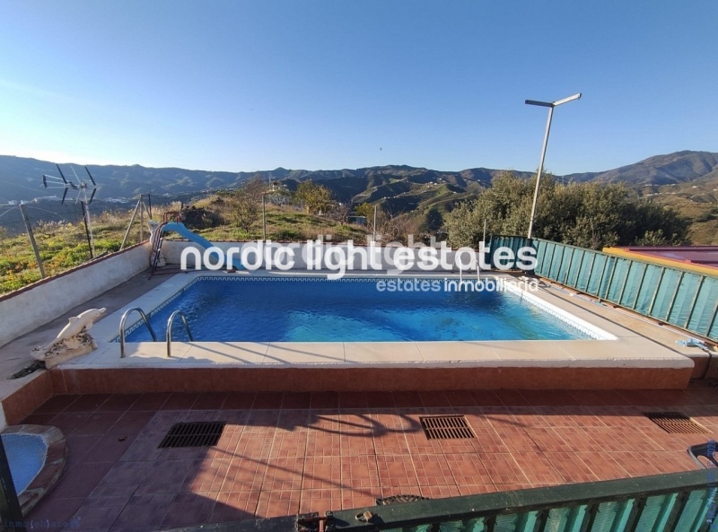 Spacious countryside house with two independent dwellings