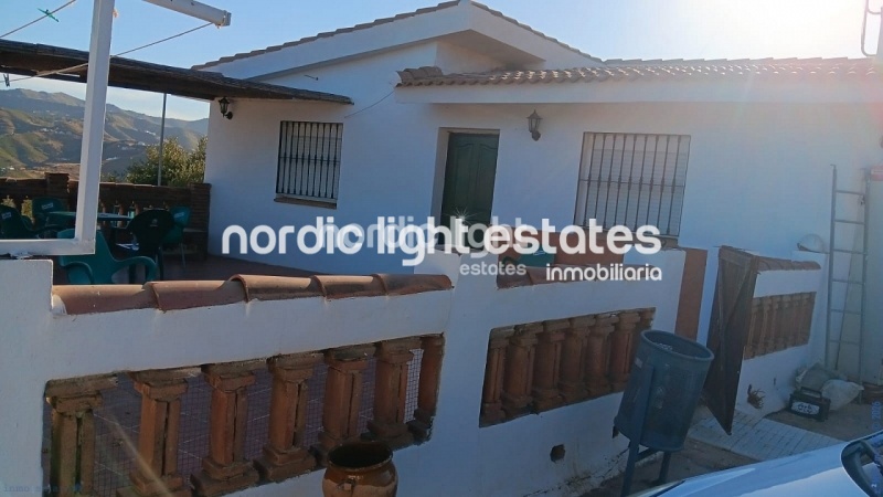 Spacious countryside house with two independent dwellings