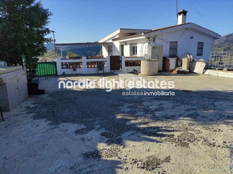 Spacious countryside house with two independent dwellings