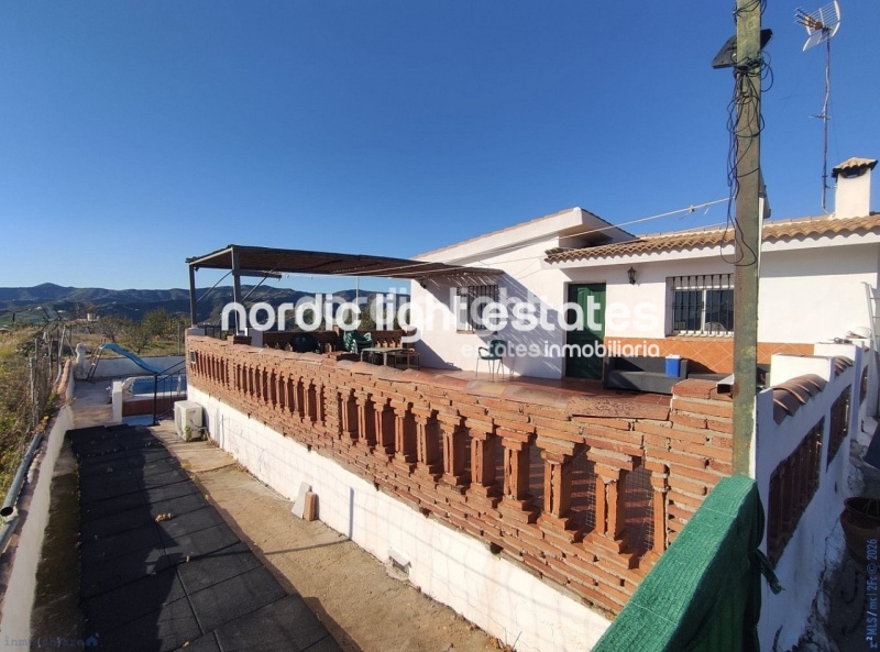 Spacious countryside house with two independent dwellings