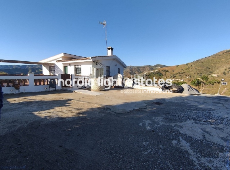 Spacious countryside house with two independent dwellings