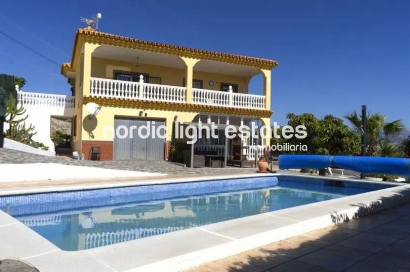 Lovely and very spacious villa with a guest apartment