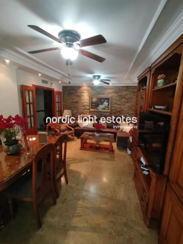 Amplio piso, 4 dormitorios. Piscina, pista de pádel, gimnasio 