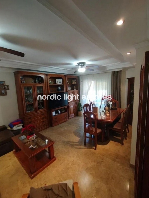 Amplio piso, 4 dormitorios. Piscina, pista de pádel, gimnasio 