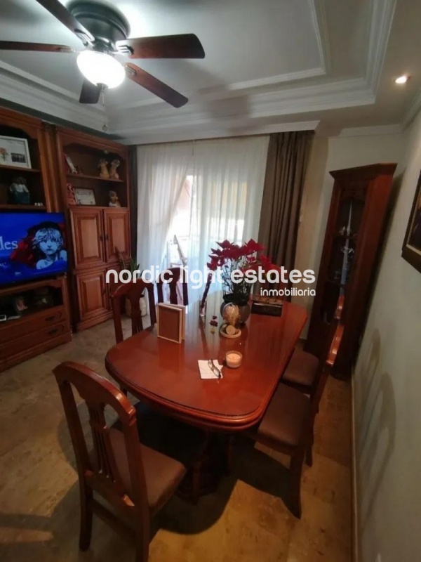 Amplio piso, 4 dormitorios. Piscina, pista de pádel, gimnasio 