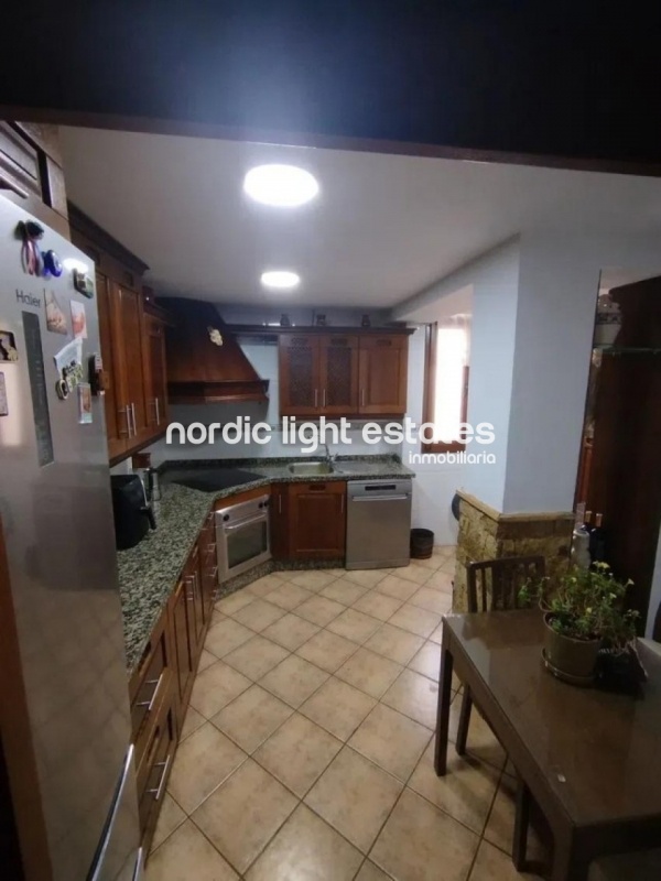 Amplio piso, 4 dormitorios. Piscina, pista de pádel, gimnasio 