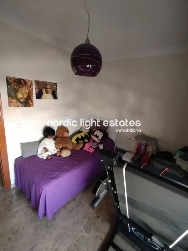 Amplio piso, 4 dormitorios. Piscina, pista de pádel, gimnasio 