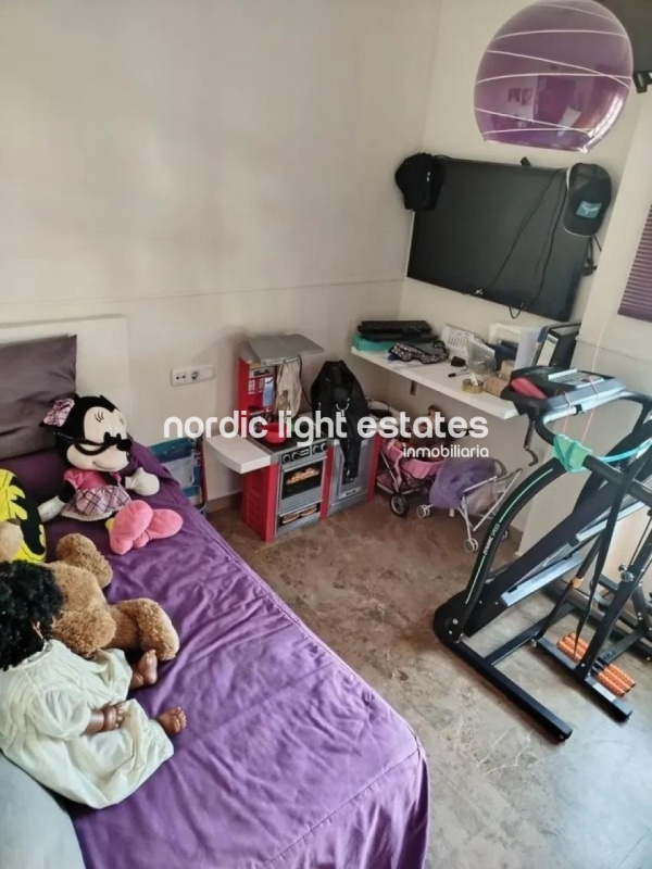 Amplio piso, 4 dormitorios. Piscina, pista de pádel, gimnasio 