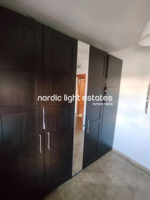 Amplio piso, 4 dormitorios. Piscina, pista de pádel, gimnasio 