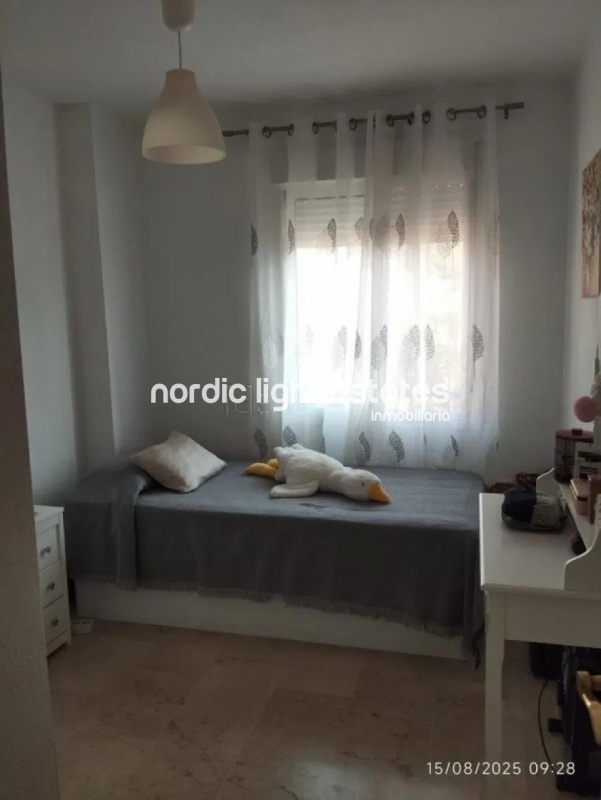 Excelente piso en El Palo. Piscina, pista de tenis, plaza de garaje