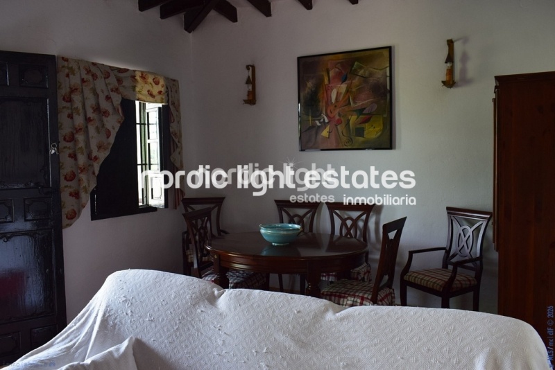 Casa de pueblo independiente con muchas características originales 