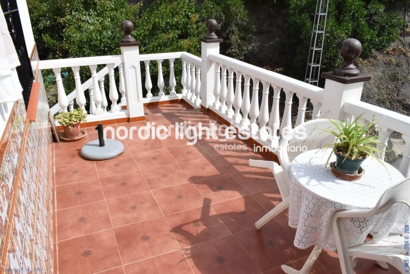 Spacious detached house. garage for 3 cars, swimming pool