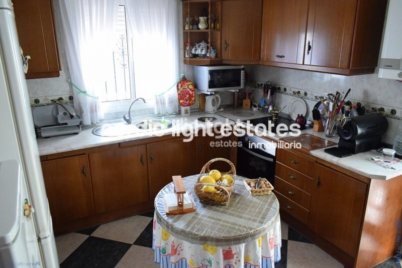 Spacious detached house. garage for 3 cars, swimming pool