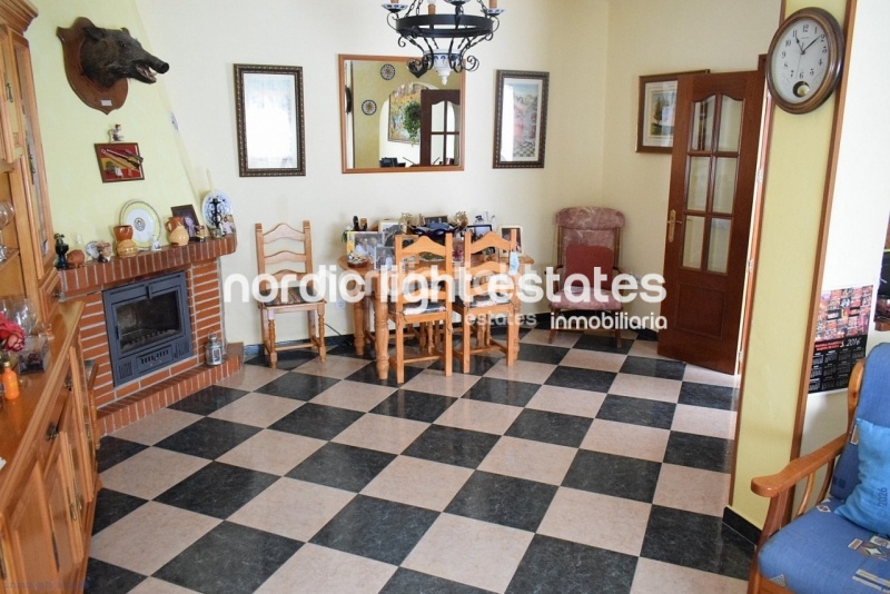 Spacious detached house. garage for 3 cars, swimming pool