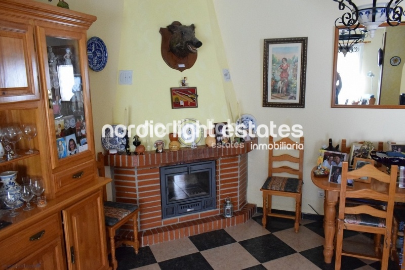 Spacious detached house. garage for 3 cars, swimming pool